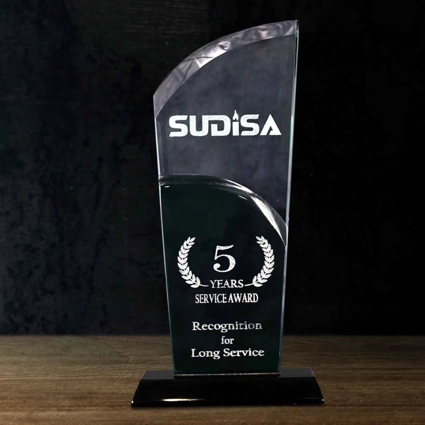 Top-notch Handmade Crystal Triumph Trophies Img 1